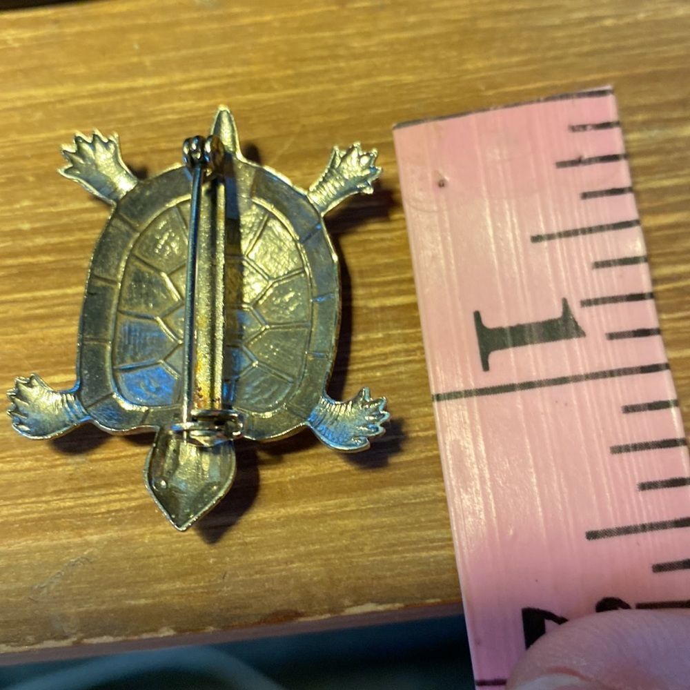 Miniature Turtle Brooch Pin - Picture 4 of 4